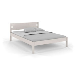 Bílá dvoulůžková postel z borovicového dřeva 140x200 cm Laxbaken – Skandica